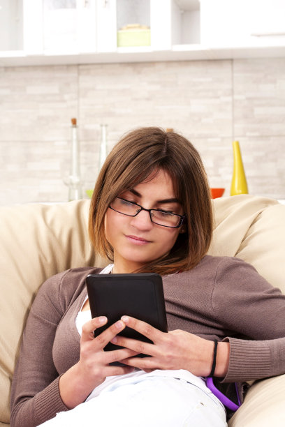 带着平板电脑的微笑女人图片下载