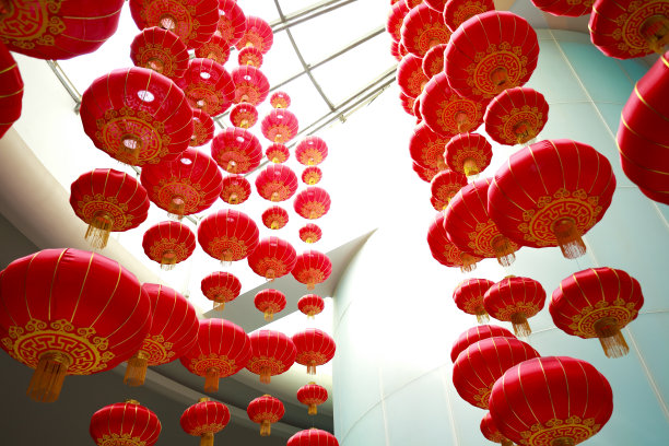 室内挂着红色的中国灯笼图片下载