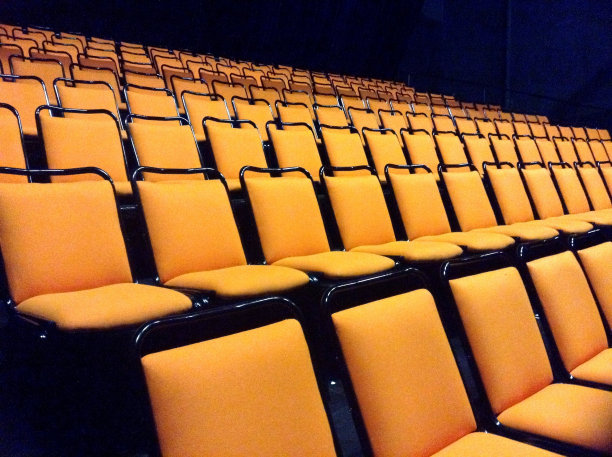 一排排橙色的椅子图片下载