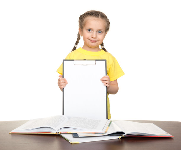 拿着剪贴板和书的女孩图片下载