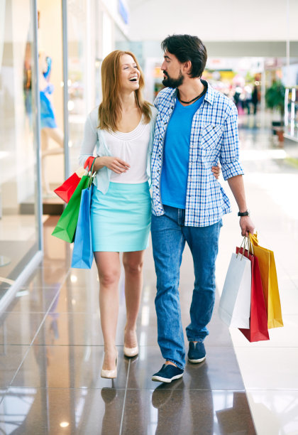购物中心的一对情侣图片下载