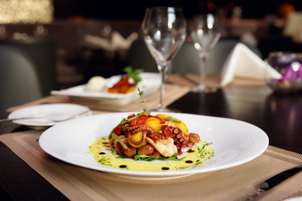 海鲜开胃菜上桌图片下载