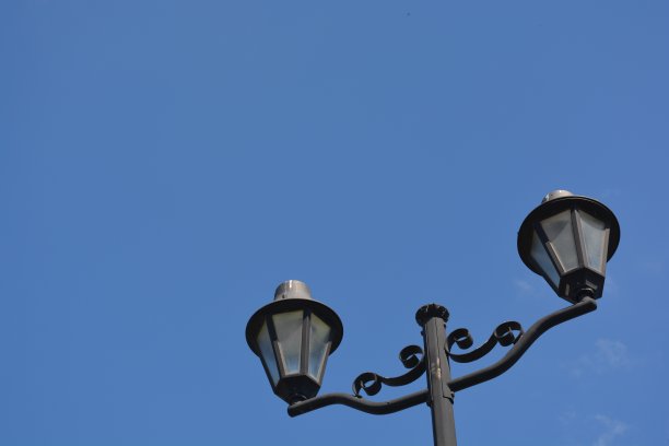 古色古香的标准灯光映衬着湛蓝的天空图片下载