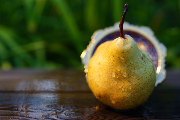 潮湿的梨。图片下载