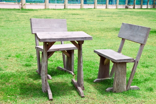 旧的木桌和椅子图片下载