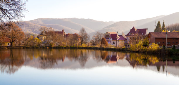 山中的湖图片下载