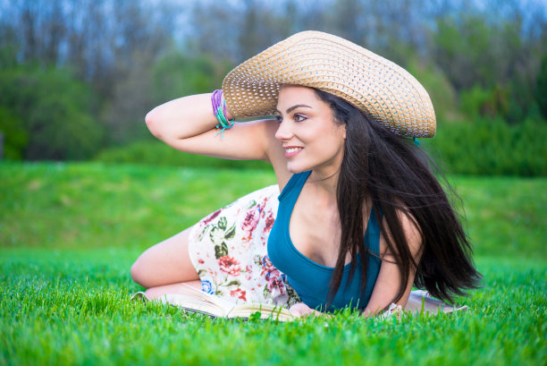 小女孩在公园看书图片下载