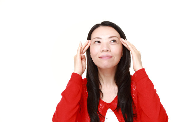 一个日本女人在做头部按摩素材图片
