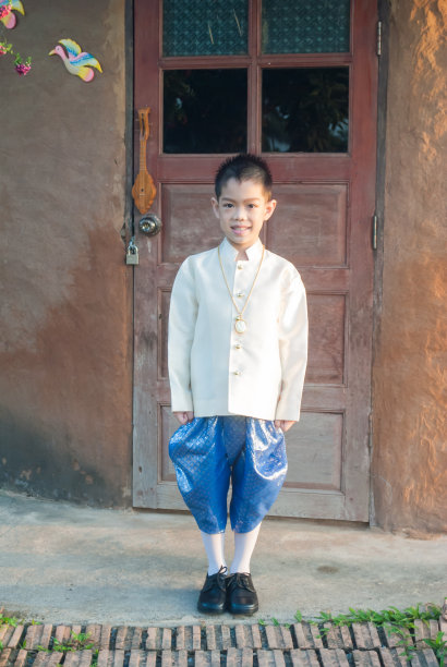 穿着民族服装的亚洲男孩。图片下载