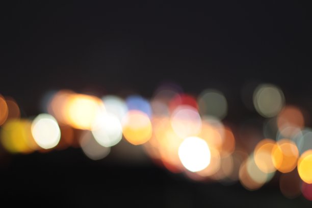 城市里的汽车在夜晚模糊不清图片下载