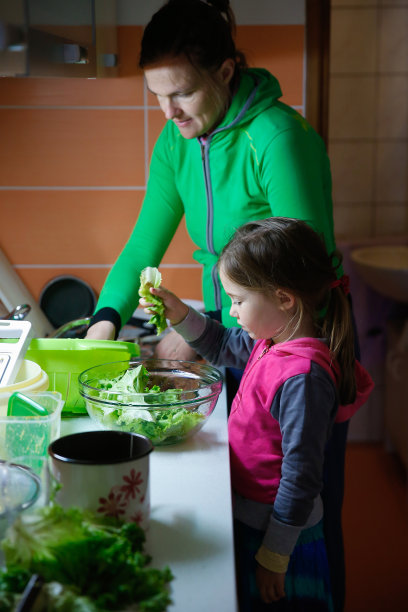 母亲和女儿在准备一顿饭图片下载