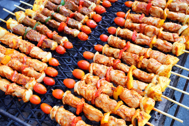 烤牛肉和鸡肉，五颜六色的蔬菜图片下载