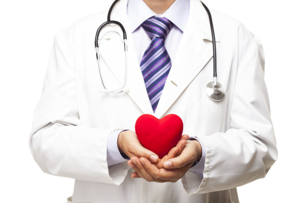 医生拿着心图片下载