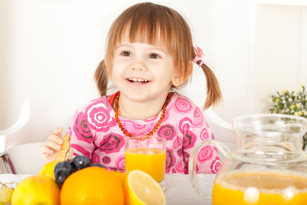 带着橙汁微笑的女孩图片下载
