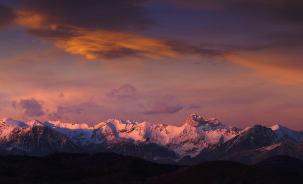 日落时分的欧洲阿尔卑斯山图片下载