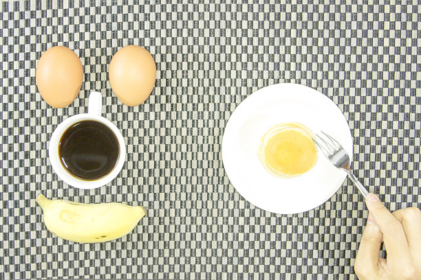 早餐吃黑咖啡鸡蛋和煎饼图片下载