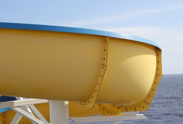 黄色的水滑道。图片下载