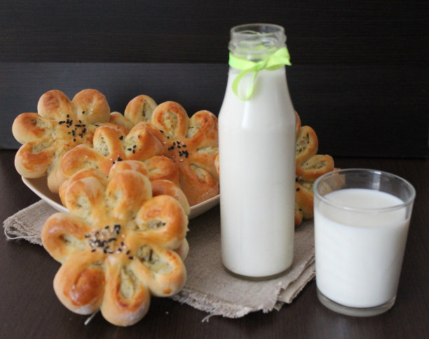 土豆馅儿的“花”馅饼图片下载