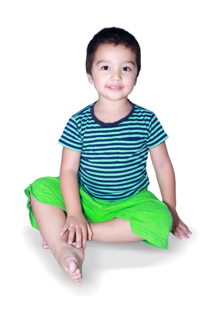 坐着的男孩图片下载