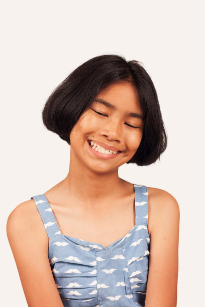 肖像可爱的女孩快乐和微笑图片下载