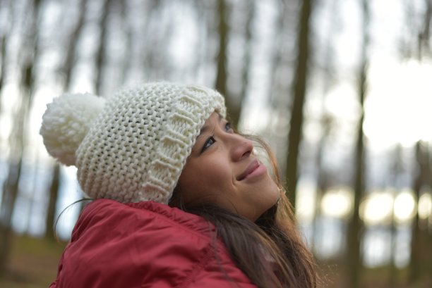 快乐的女孩在寒冷的冬天在森林里图片下载