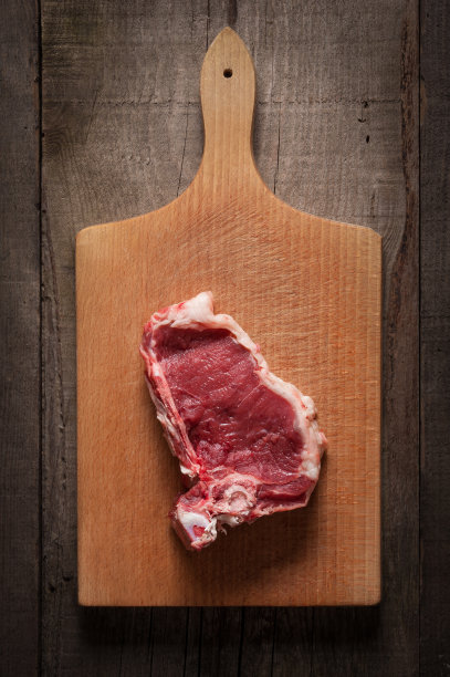 切菜板上的一块肉图片下载
