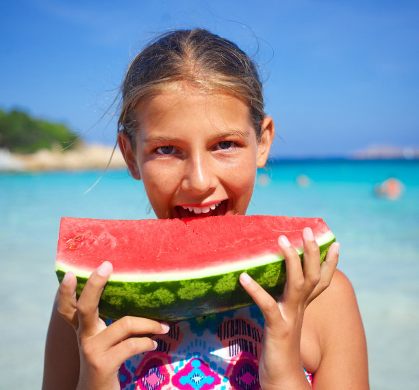 有西瓜的孩子图片下载