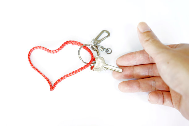 手里拿着一把红带子心形的钥匙图片下载