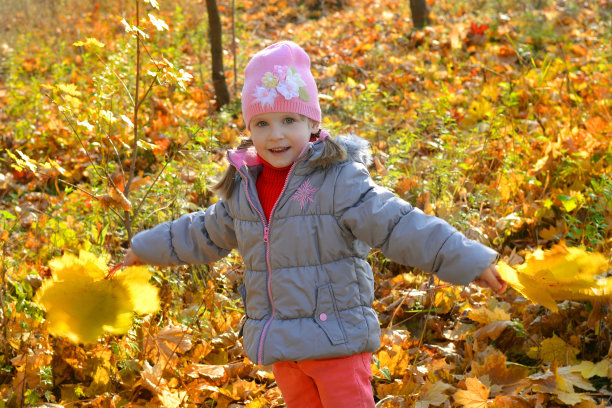 秋叶女孩图片下载