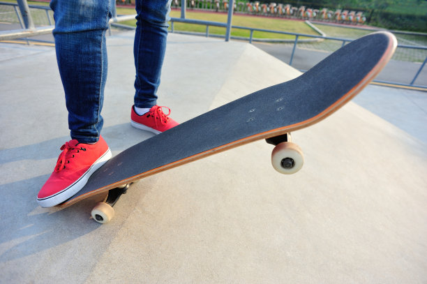 滑板公园的滑板腿图片下载