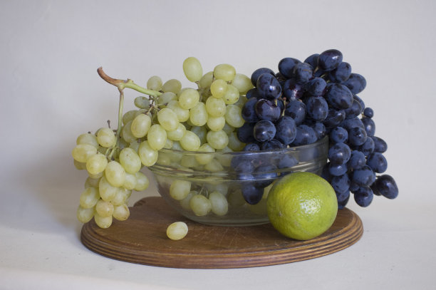 玻璃盘里的新鲜水果图片下载