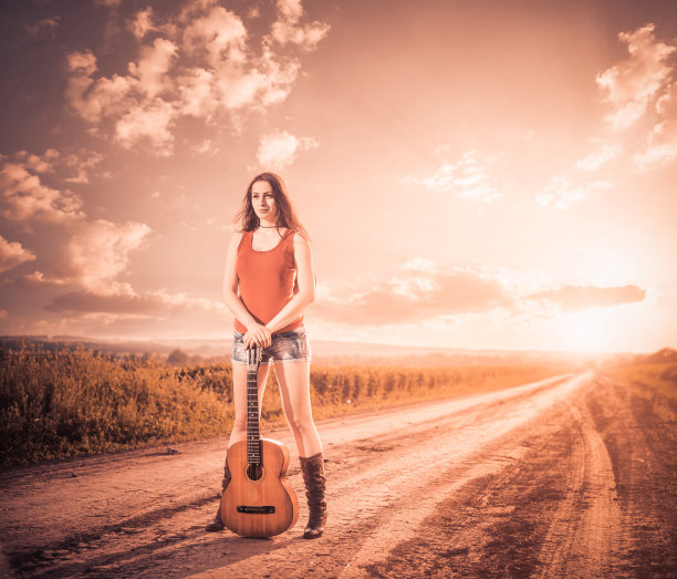 日落大道上的艺术女性图片下载