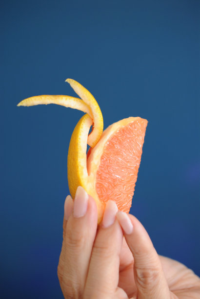 手上拿着一个葡萄柚。图片下载