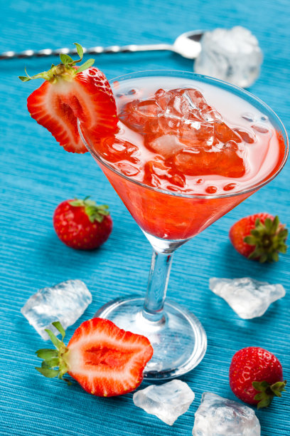 蓝色背景下的红色饮料图片下载