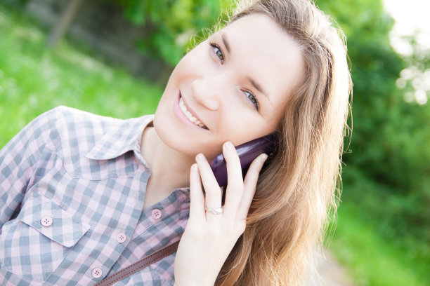 年轻女子正在打电话图片下载
