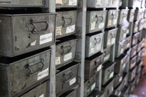 架子上一排排的金属盒子图片下载