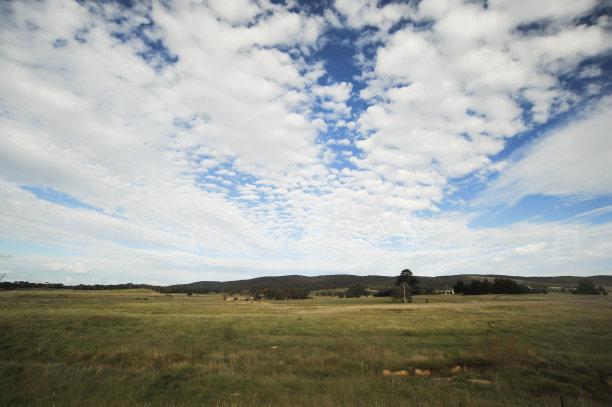典型的澳大利亚乡村风景，还有美丽的云彩图片下载