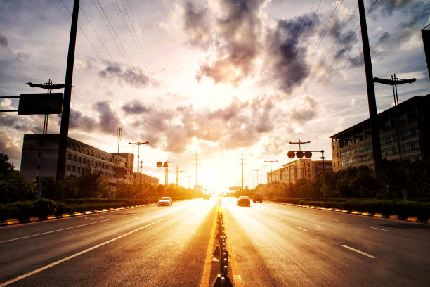 夕阳下空荡荡的道路和建筑物图片下载