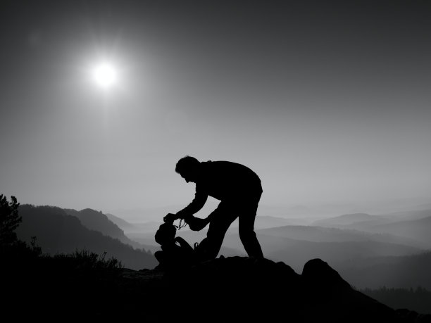 专业摄影师将相机装进背包。图片下载