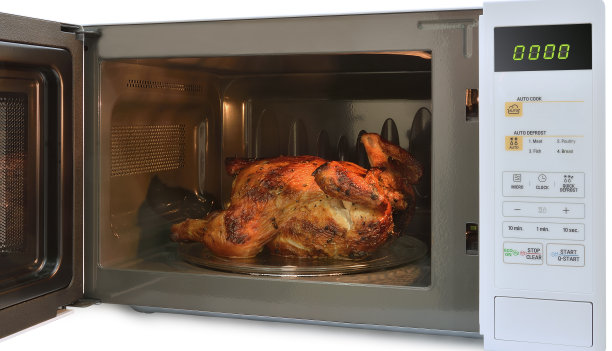 微波炉里是热烤鸡配黑胡椒。图片下载