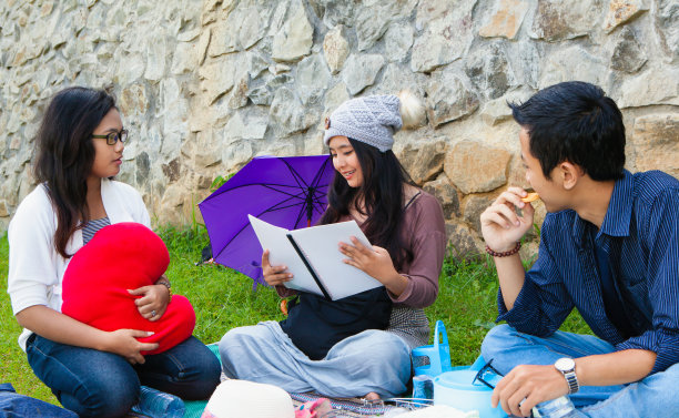 快乐的亚洲朋友在公园户外野餐图片下载