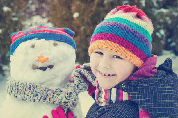 小女孩堆雪人图片下载