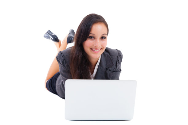 年轻女士使用笔记本电脑的特写图片下载