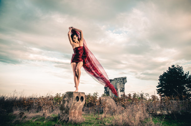 穿着红色短裙的时尚女孩图片下载