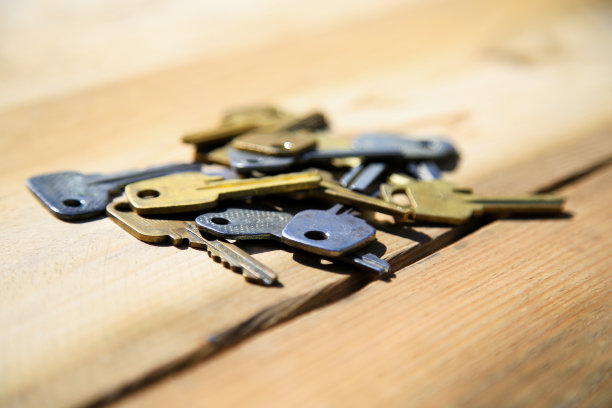 木制背景上的按键图片下载