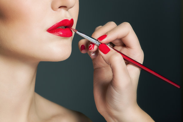迷人的女人脸上的一部分涂上了时尚的红唇妆图片下载