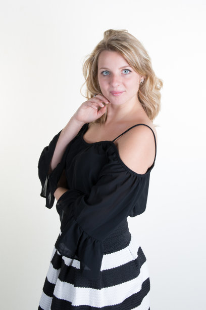 金发的年轻女人，穿着黑白相间的裙子图片下载