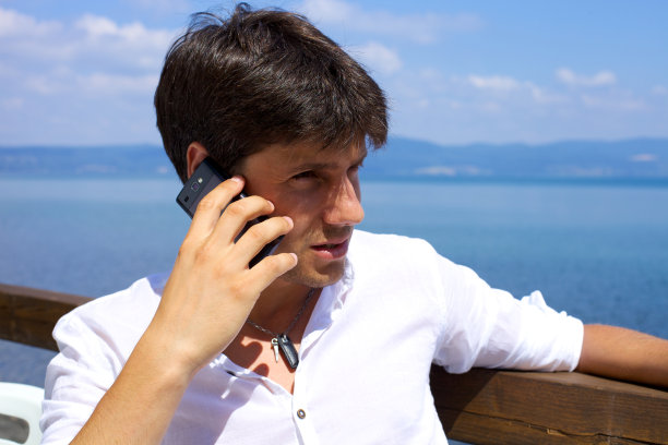 酷酷的商人在度假时打电话图片下载