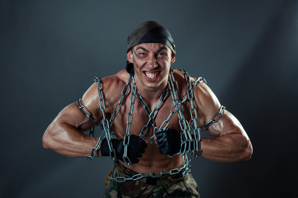 人扯断了链子。图片下载