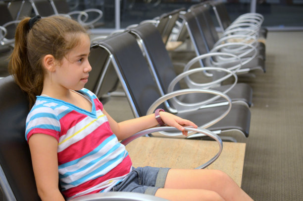 机场的女孩图片下载